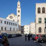 Siamo dunque in largo San Sabino, alle spalle della Cattedrale di Bari...